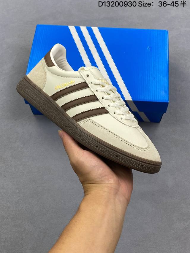 阿迪达斯 Adidas Handball Spezial 低帮三叶草学院风复古休闲板鞋 德训鞋 橡胶底柔软皮革经典运动鞋板鞋。圆头、缝合拼接设计、正面绑带、鞋舌