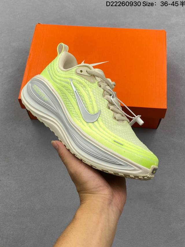 真标Nike Vomero plus 耐克 舒适减震防滑 低帮跑步鞋 全掌Reactx泡绵中底 前掌和后跟还配备了Air Zoom气垫单元 据说跑起来更快更舒适