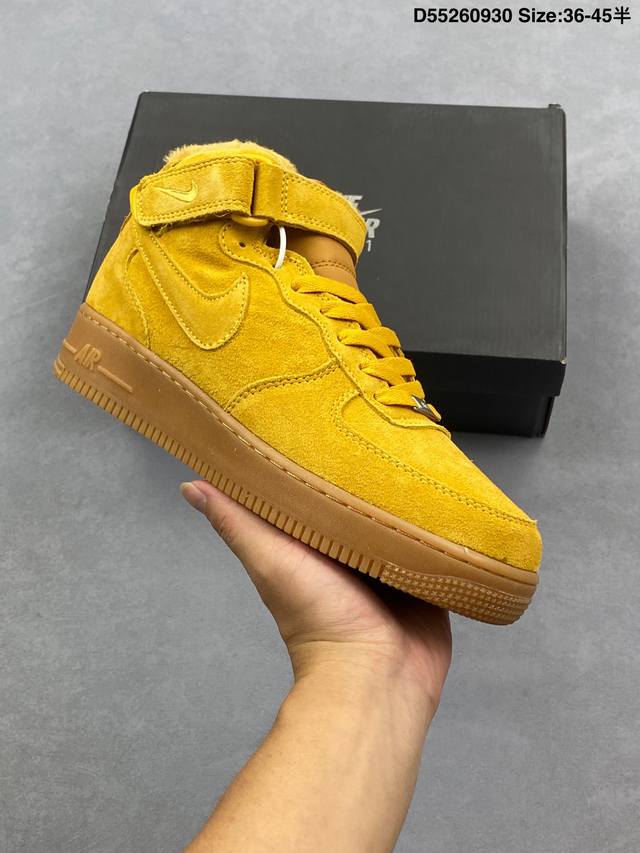 耐克Nike Air Force 7 空军一号高帮百搭休闲运动板鞋。柔软、弹性十足的缓震性能和出色的中底设计，横跨复古与现代的外型结合，造就出风靡全球三十多年的