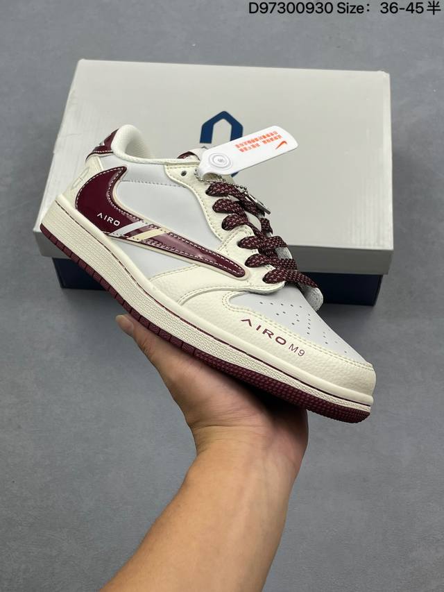 Fragment X Travis Scott X 斯图西 Air Jordan 1 Low 三方联名倒钩 性价比原盒出货 全新的三方联名低帮倒钩鞋面延续了黑脚