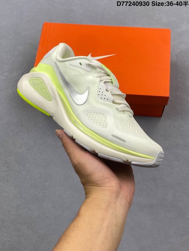 耐克Nike Air Zoom Structure 26 轻量跑鞋鞋面采用透气工程网眼材质制作。鞋身整体轻盈舒适透气,鞋子颜色以玫红色为主色调！耐克Logo以黑