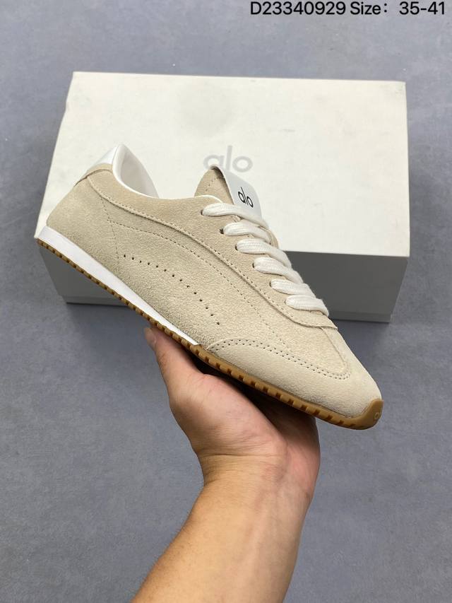 Alo Yogaalosunset新款运动鞋绒面革低帮薄底休闲鞋简约风 采用柔软麂皮拼接透气内里，鞋底具备一定缓震性，适合日常通勤或周末出游。品牌目前主要面向亚