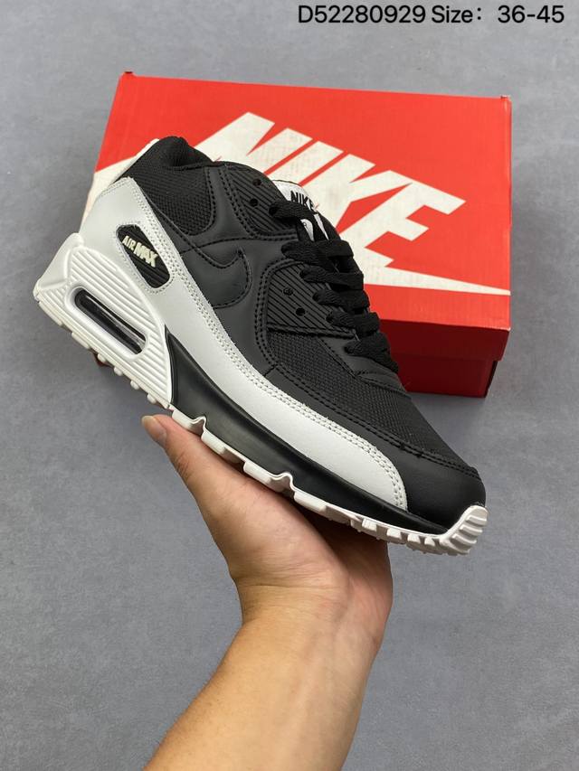 Nike Air Max 90 Surplus 气垫 全新配色 鞋身材质均选择皮革、织物、麂皮多种材质覆盖，保证质感的前提下，层次感也相当不错。细节方面，除了鞋