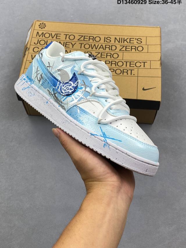 公司级Nike Court Vision 1 Low“幻影十字架” 手绘涂鸦定制板鞋 幻影十字架常作为一种印花图案出现，具有独特的视觉效果。将幻影十字架与梵文、
