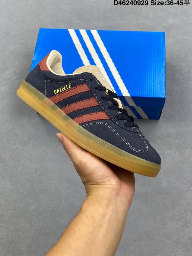 Adidas Originals Gazelle Indoor 棕色 此款鞋延续了橡胶外底和经典款式的传统。优质绒面革鞋面和标志性的3条纹采用明亮的对比色，为久
