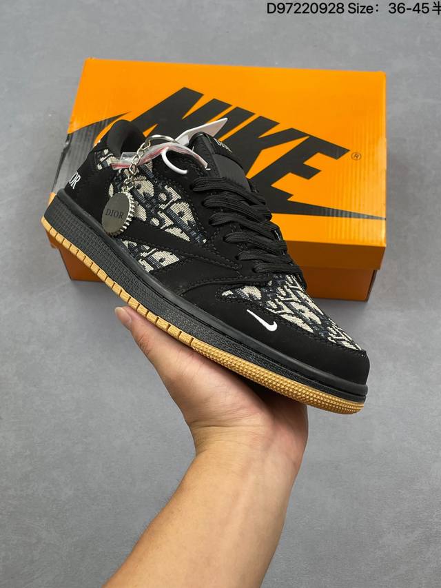 男女鞋带半码#原楦原纸版开发版型#采用牛培移膜软皮革及帆布材质鞋面#中底注胶孔内置真Sole气垫 太适合情侣了吧，Air Jordan 1 Low Gs”Lig