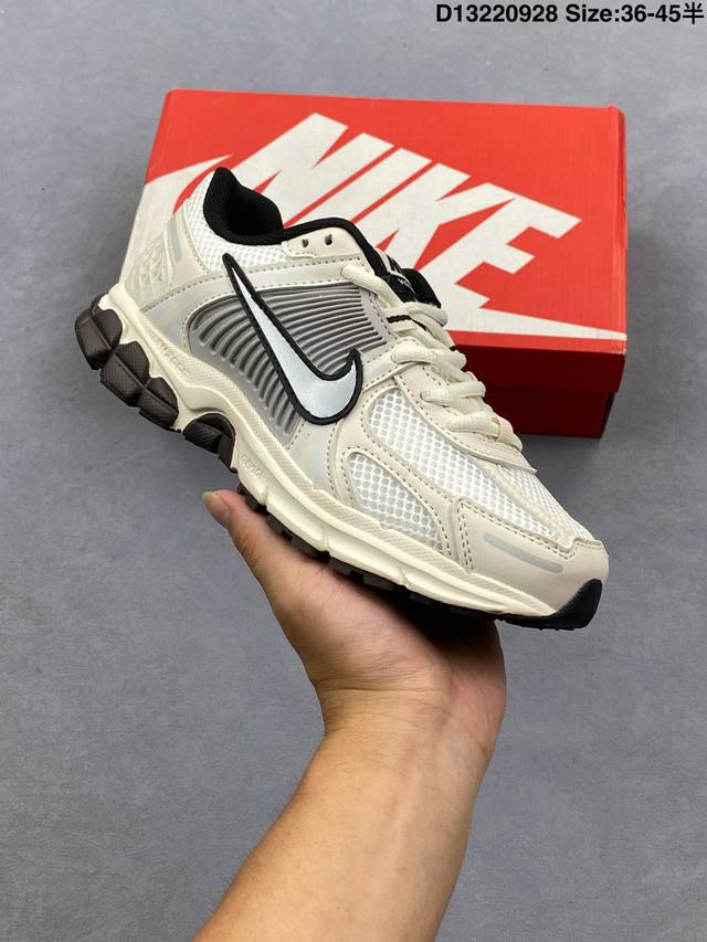 Nike Zoom Vomero Roam 5 Roam 复古跑五代休闲运动慢跑鞋 简洁设计 功能性强 防水防撕裂鞋面 鞋带也改成了束绳设计 上脚机能风拉满 官