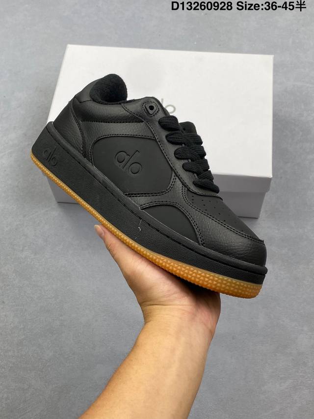 Alo Yoga Sunset 舒适生活休闲鞋 男女同款 品牌故事Alo Yoga于2007年创立于洛杉矶，意在传播有意识的运动，同时激发人们的健康识与创造力。