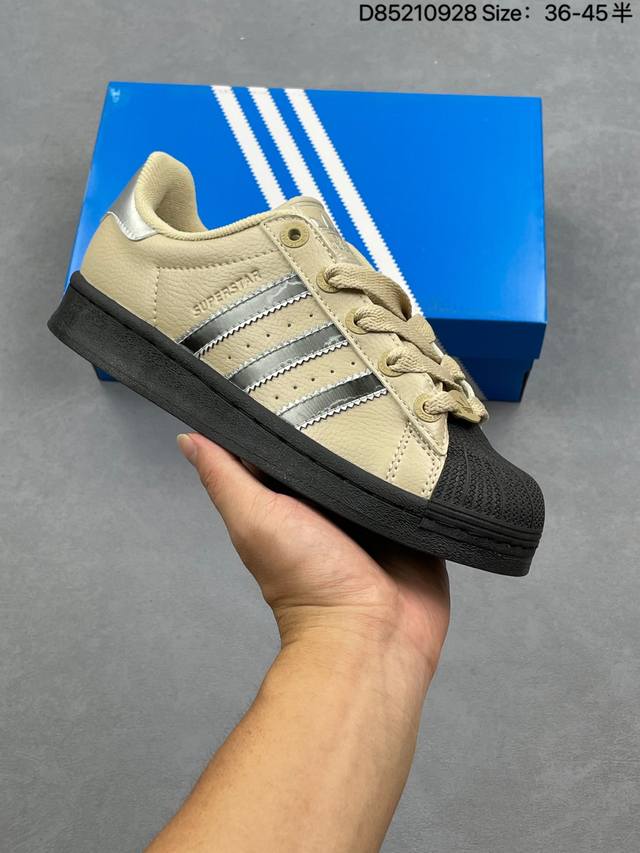 阿迪达斯 Adidas Superstar 2025年新款鞋子 经典贝壳头系列 新款休闲板鞋潮流男女士运动鞋 。鞋面皮革拼接材质 标志性的贝壳鞋头，简约的线条。