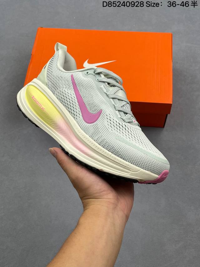 Nike Vomero 18 耐克 舒适减震防滑 低帮跑步鞋 090315622 全掌Reactx泡绵中底 前掌和后跟还配备了Air Zoom气垫单元 据说跑起