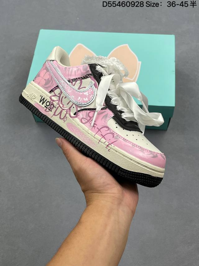 耐克Nike Air Force 1‘07 空军一号低帮百搭休闲运动板鞋。柔软、弹性十足的缓震性能和出色的中底设计，横跨复古与现代的外型结合，造就出风靡全球三十