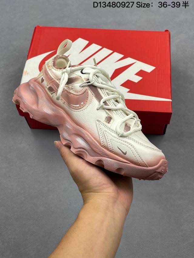 W Nike Tc 7900 手工定制 注入非凡时尚气息 塑就高雅外观 耐穿合成材质搭配柔软丝绒 该鞋款保留了挚爱的加垫鞋口 柔软泡绵缓震配置 和抓附力十足的橡