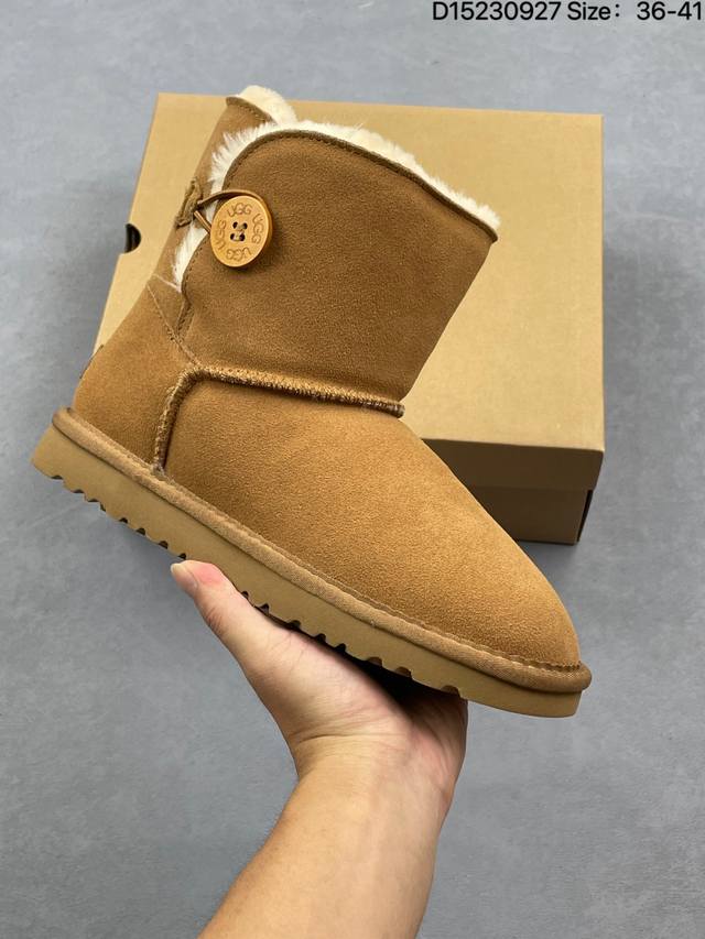 公司级 Ugg 雪地靴 女鞋广东原产，采用Tpu模压鞋面内嵌羚羊棕羊毛，鞋面具有防水功能，选用7毫米Uggpure 植入式羊毛里衬与可拆卸的Uggpure 植入