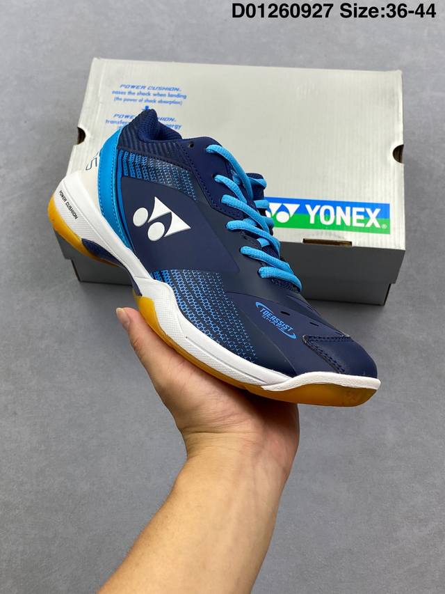 Yonex 尤尼克斯 尤尼克斯 Yonex 成立时间1946年，总部地点是日本东京，是世界著名的羽毛球品牌。为了尽量满足不同使用需求，尤尼克斯研发了大量的型号的