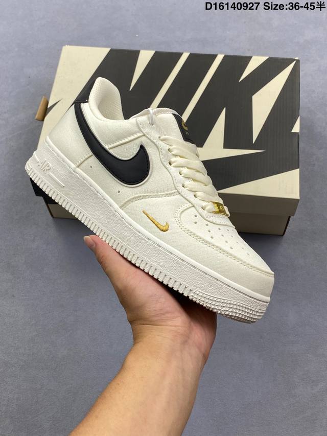 真标耐克Nike Air Force 1“07空军一号低帮百搭休闲运动板鞋。柔软、弹性十足的缓震性能和出色的中底设计，横跨复古与现代的外型结合，造就出风靡全球三