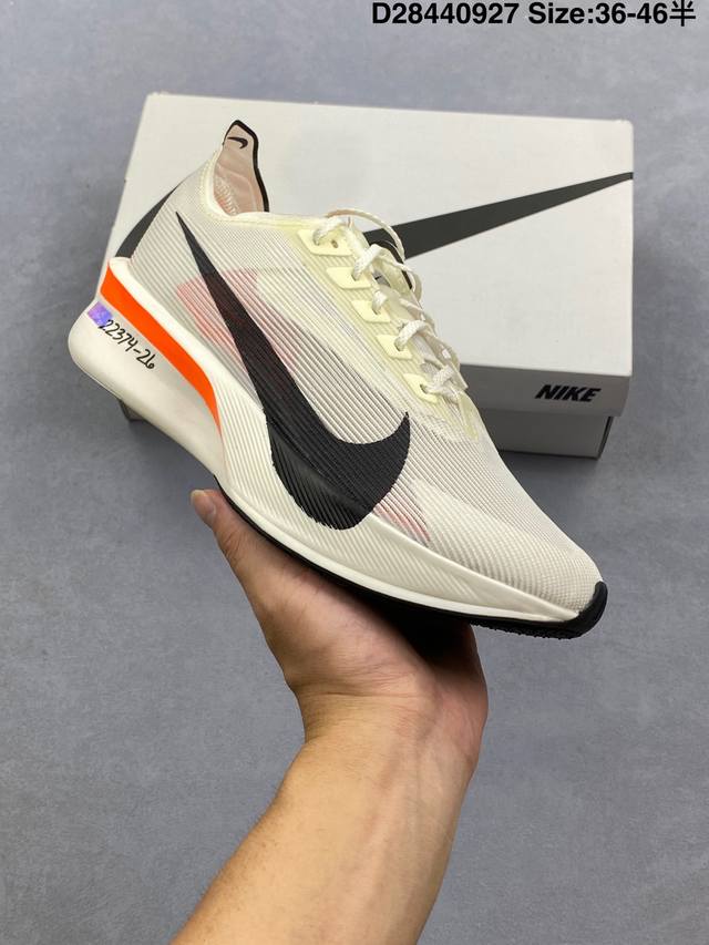 耐克Nike Zoomx Vaporfly Next% 4 马拉松系列公路竞速超轻缓震跑步鞋 货号：Hf6413 100 鞋款轻盈，同时保持出色性能表现。此鞋款