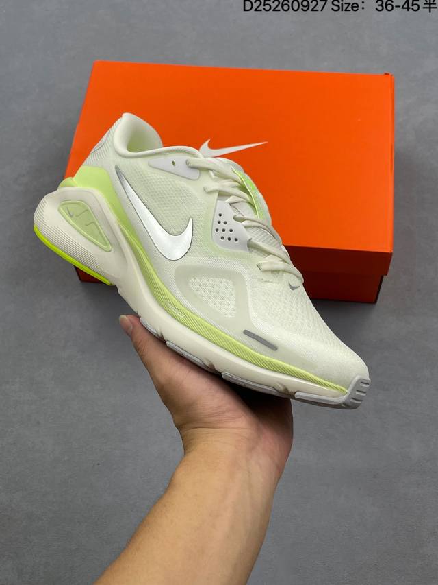 耐克Nike Air Zoom Structure 26 轻量跑鞋鞋面采用透气工程网眼材质制作。鞋身整体轻盈舒适透气,鞋子颜色以玫红色为主色调！耐克Logo以黑