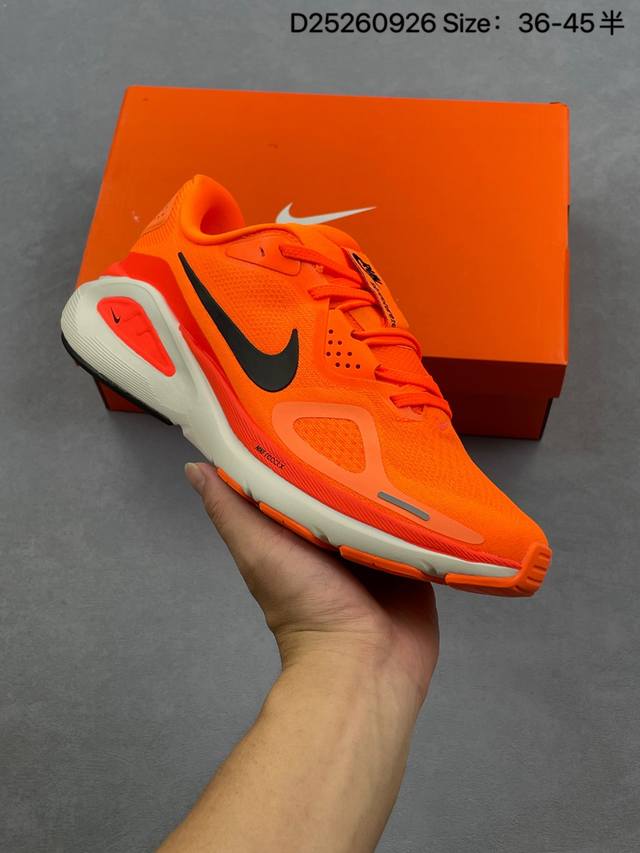 耐克Nike Air Zoom Structure 26 轻量跑鞋鞋面采用透气工程网眼材质制作。鞋身整体轻盈舒适透气,鞋子颜色以玫红色为主色调！耐克Logo以黑