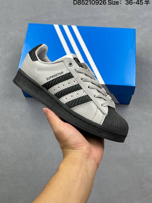 阿迪达斯 Adidas Superstar 2025年新款鞋子 经典贝壳头系列 新款休闲板鞋潮流女士运动鞋 。鞋面皮革拼接材质 标志性的贝壳鞋头，简约的线条。就