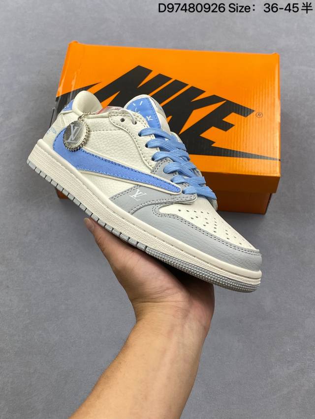 Fragment X Travis Scott X 斯图西 Air Jordan 1 Low 三方联名倒钩 性价比原盒出货 全新的三方联名低帮倒钩鞋面延续了黑脚