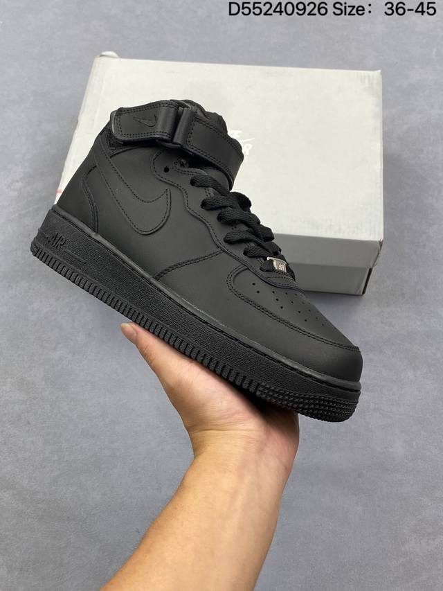 公司级耐克Nike Air Force 7空军一号低帮百搭休闲运动板鞋。柔软、弹性十足的缓震性能和出色的中底设计，横跨复古与现代的外型结合，造就出风靡全球三十多