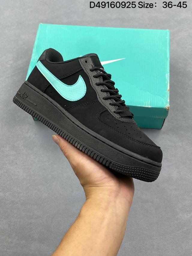 耐克Nike Air Force 7蒂芙尼空军一号低帮百搭休闲运动板鞋。柔软、弹性十足的缓震性能和出色的中底设计，横跨复古与现代的外型结合，造就出风靡全球三十多