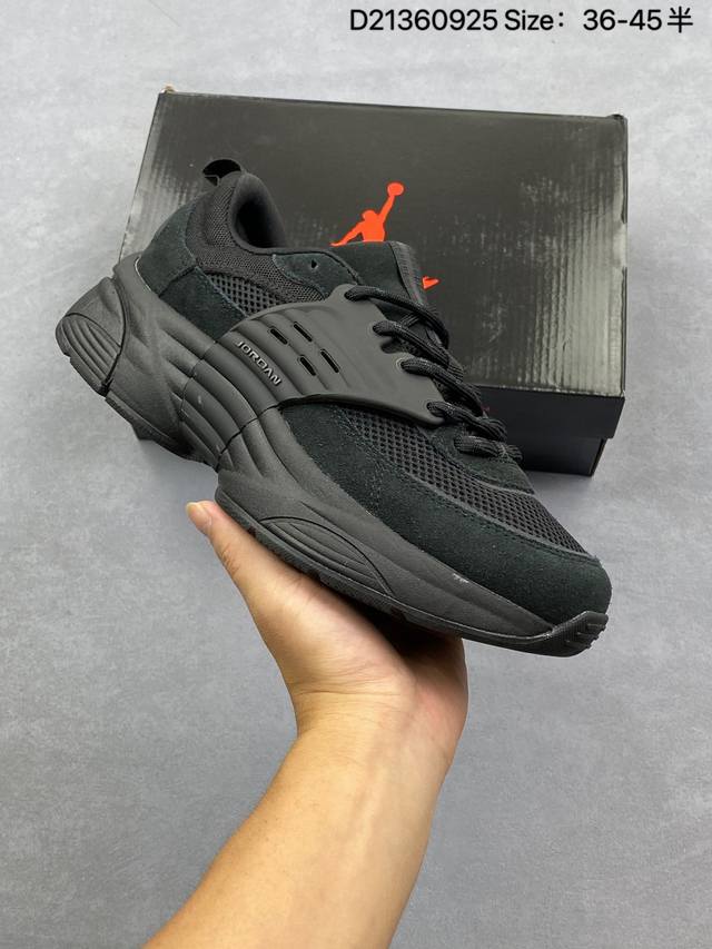 Jordan Trunner O S 经典百搭 透气支撑 生活休闲鞋 该鞋款从品牌复古跑鞋和现代前沿科技汲取灵感，并交错覆盖织物网眼、麂皮制作层次底座。细节处除