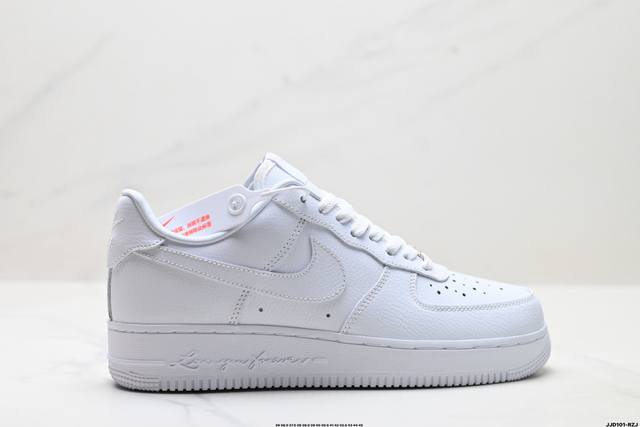 真标耐克Nike Air Force 7空军一号低帮百搭休闲运动板鞋。柔软、弹性十足的缓震性能和出色的中底设计，横跨复古与现代的外型结合，造就出风靡全球三十多年