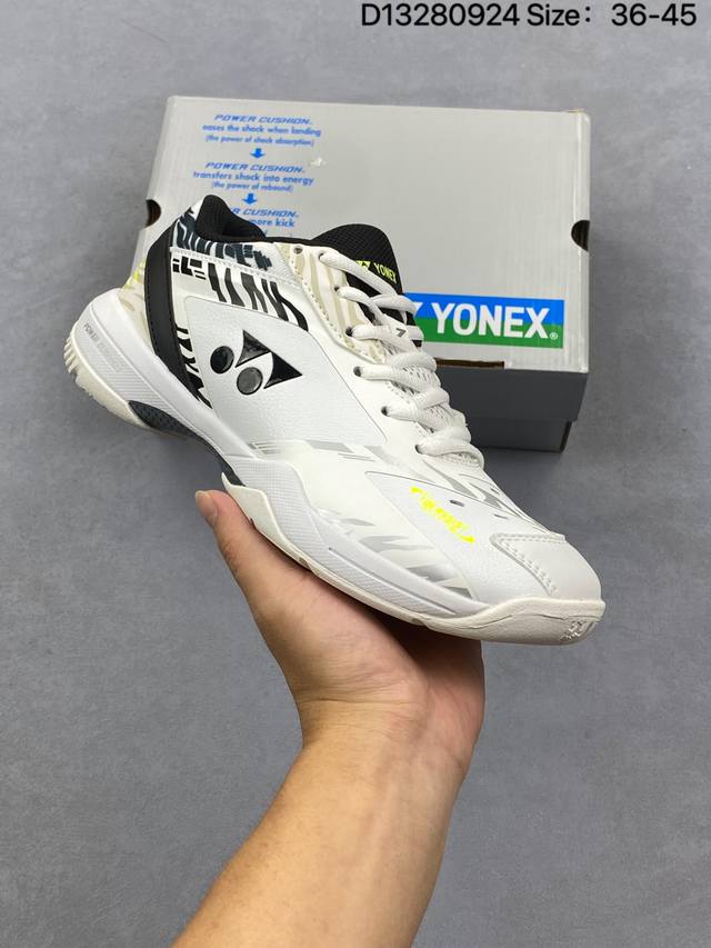 Yonex 尤尼克斯 尤尼克斯 Yonex 成立时间1946年，总部地点是日本东京，是世界著名的羽毛球品牌。为了尽量满足不同使用需求，尤尼克斯研发了大量的型号的