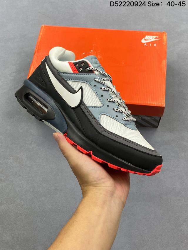 真标Nike Air Max Bw Og 耐克 初代复古气垫百搭休闲运动慢跑鞋 Nike Air Max Bw Og 男子运动鞋后跟沿袭经典大窗口设计。从橡胶