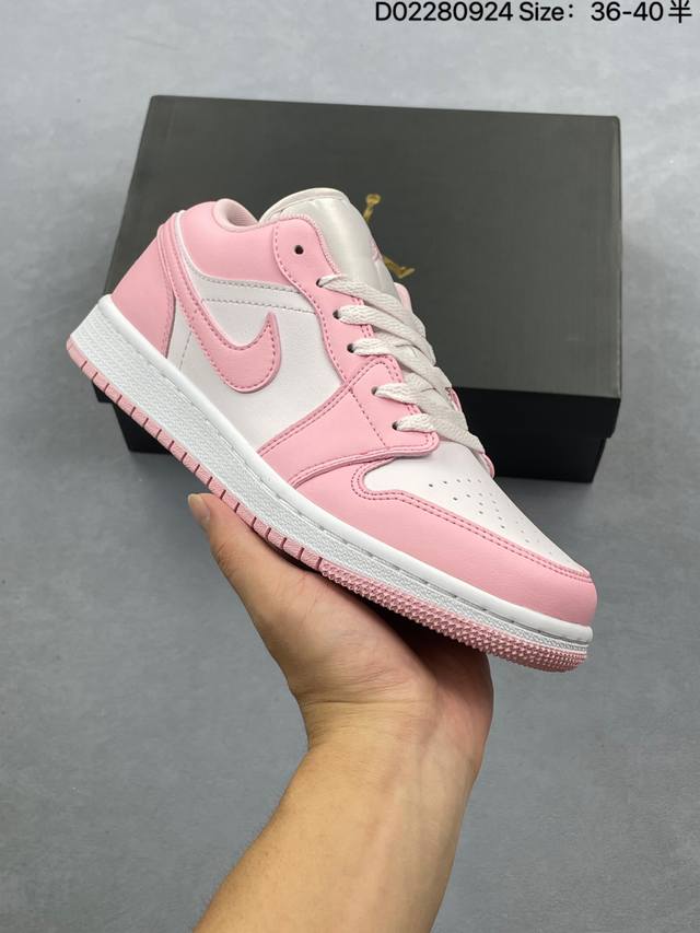 乔丹Air Jordan 1 Low 低帮复古文化休闲运动篮球鞋。该鞋款从 1985 年元年款汲取设计灵感，焕新演绎简约经典外观，让人感到熟悉的同时又颇具新意。