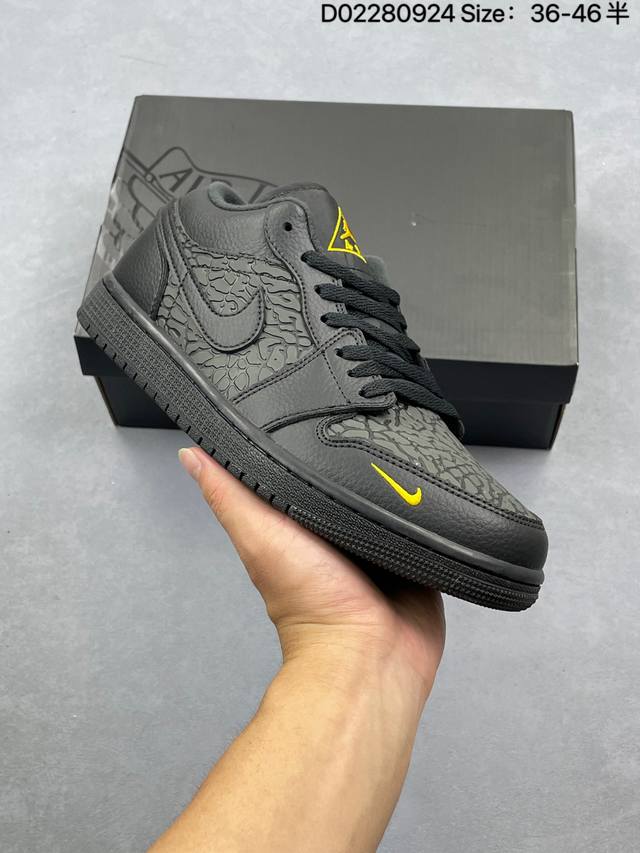 耐克 Nike Air Force 1 '07 Low 空军一号低帮百搭厚底增高休闲运动板鞋。柔软、弹性十足的缓震性能和出色的中底设计，横跨复古与现代的外型结合