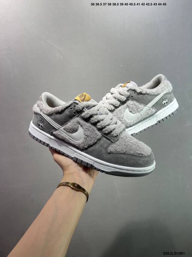 公司级pop Mart X Nike 漫画拉布布 此款主张打破传统的工业化流水线设计限制，以Made By Ideas的超级创意为理念，集结众多潮流设计师，结合