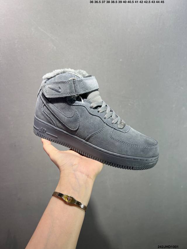 Nike Air Force 1 ’07 Low 空军一号低帮百搭休闲运动板鞋。柔软、弹性十足的缓震性能和出色的中底设计，横跨复古与现代的外型结合，造就出风靡全