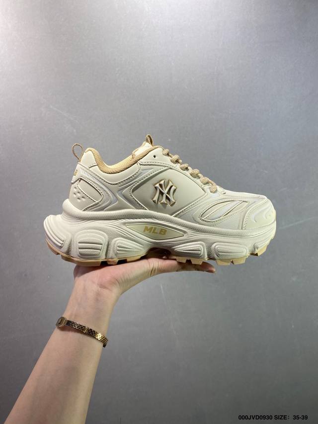 公司级Mlb Chunky Classic Embo Monogram 人气单品 学长鞋系列低帮老爹风轻量增高厚底百搭休闲运动慢跑鞋高级街头休閒品牌Mlb公开了