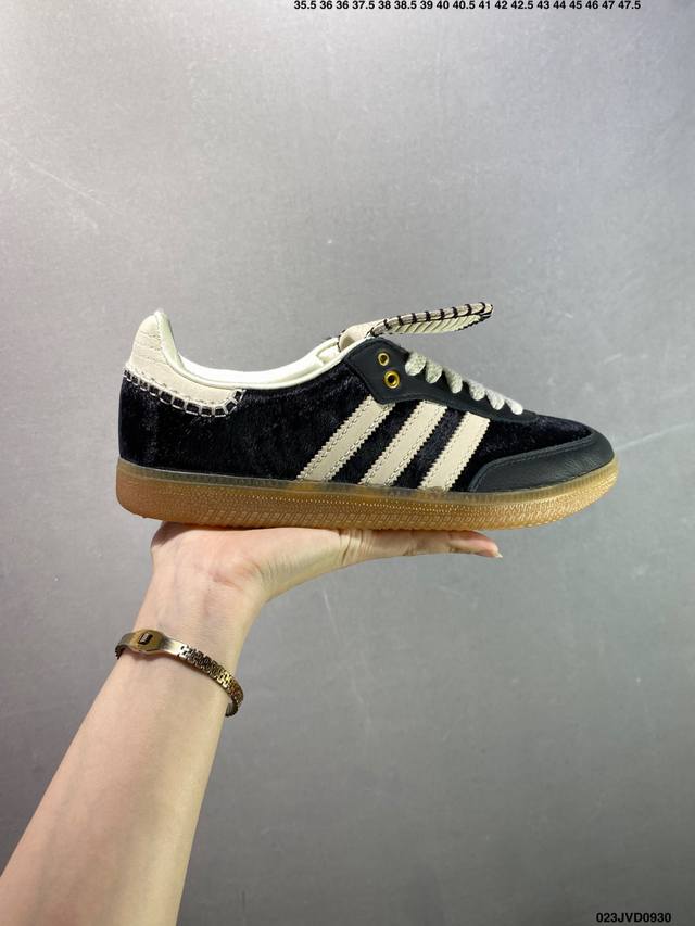 公司级阿迪达斯 德训鞋 经典复古低帮休闲运动慢跑鞋Wales Bonner X Adidas 全新秋冬系列联名鞋款 经典运动板鞋。该鞋超大鞋舌采用毛绒面料制成，