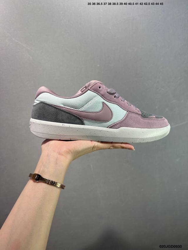 Nike Sb Force 58 百搭单品 是一款将前沿创新带入街头的单品，它具有硫化杯底，具有出色的耐用性和灵活性。使用帆布和绒面革，在饰面上放置通风口，它自