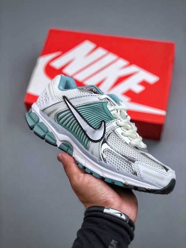 Nike Zoom Vomero 5 Sp 复古风潮 网面透气运动鞋 先行尝鲜版 紧致的鞋面材质提供良好的包裹性 鞋侧 Swoosh以及鞋头部分搭配增添不少亮点