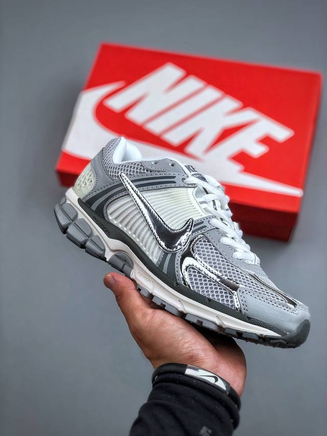 Nike Zoom Vomero 5 Sp 复古风潮 网面透气运动鞋 先行尝鲜版 紧致的鞋面材质提供良好的包裹性 鞋侧 Swoosh以及鞋头部分搭配增添不少亮点