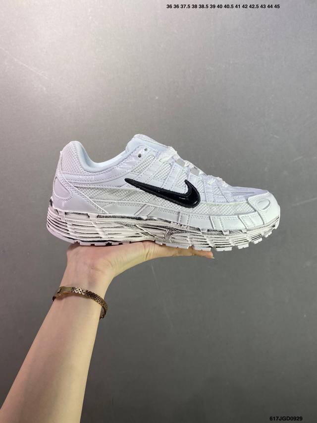 耐克Nike p-6000 跑鞋内外侧都用了红色的钩子，采用透气材料，搭配匠心覆面，再现千禧年代的跑鞋风格，塑就大气外观。鞋款秉承 Nike pegasus 2