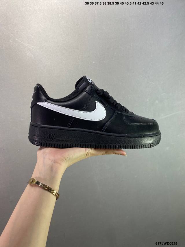 公司级耐克Nike Air Force 1’07 空军一号低帮百搭休闲运动板鞋。柔软、弹性十足的缓震性能和出色的中底设计，横跨复古与现代的外型结合，造就出风靡全