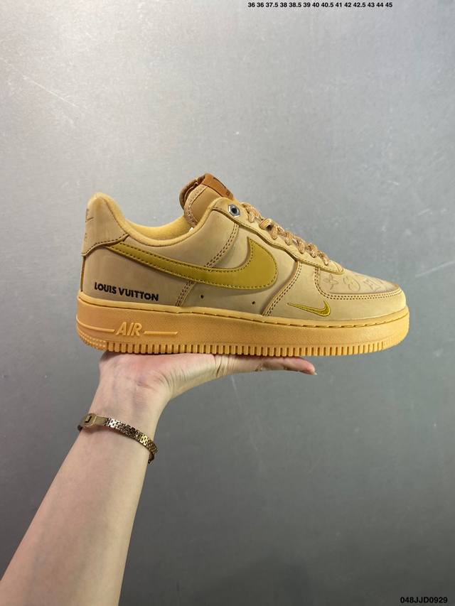 Nike Air Force 1 Low 空军一号 Af1 低帮百搭休闲运动板鞋。柔软、弹性十足的缓震性能和出色的中底设计，横跨复古与现代的外型结合，造就出风靡