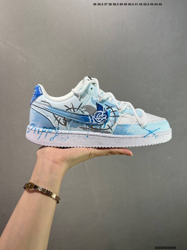 公司级Nike Court Vision 1 Low“幻影十字架” 手绘涂鸦定制板鞋 幻影十字架常作为一种印花图案出现，具有独特的视觉效果。将幻影十字架与梵文、