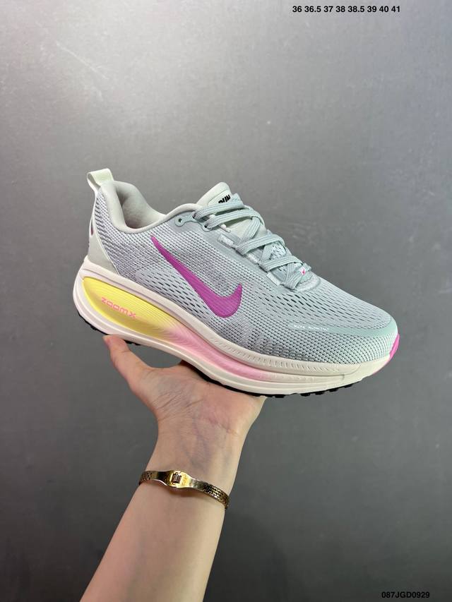 Nike Vomero 18 耐克 舒适减震防滑 低帮跑步鞋 全掌Reactx泡绵中底 前掌和后跟还配备了Air Zoom气垫单元 据说跑起来更快更舒适哦 这次