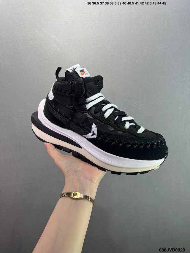 公司级Sacai X Jean paul Gaultier X Nk Vaporwaffle 三方联名缝合 它由皮革尼龙和绒面革混合制成在鞋面双品牌鞋舌和鞋垫上
