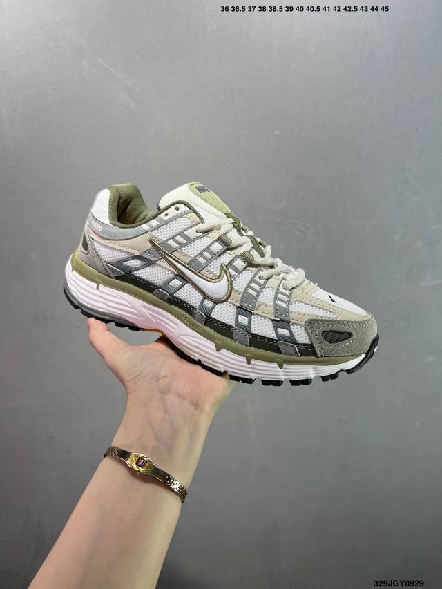 耐克Nike p-6000 跑鞋内外侧都用了红色的钩子，采用透气材料，搭配匠心覆面，再现千禧年代的跑鞋风格，塑就大气外观。鞋款秉承 Nike pegasus 2