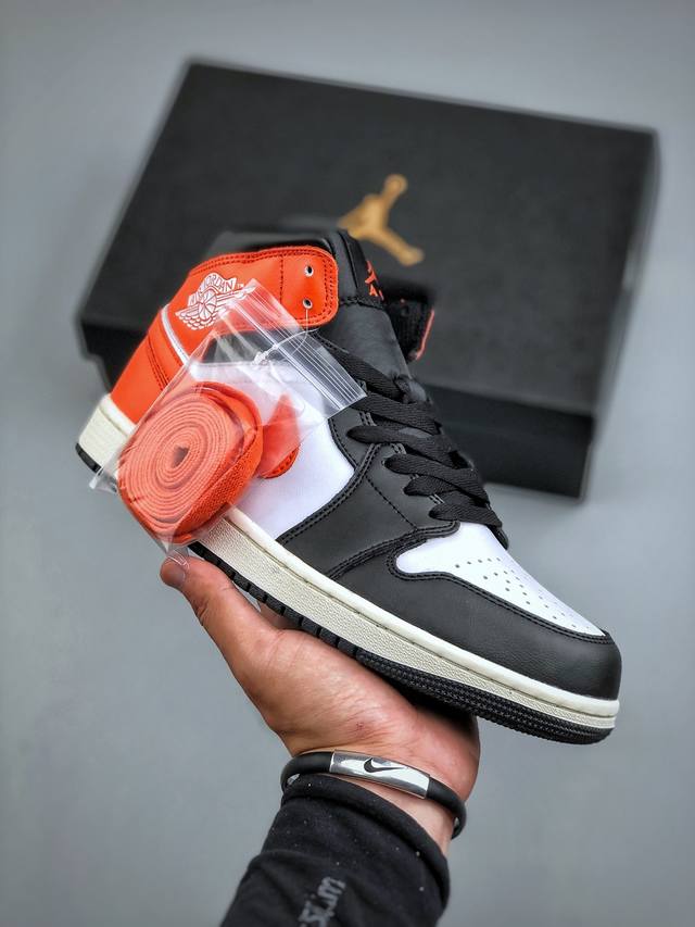 Nike Air Jordan 1 Low prm 乔1 耐克 低帮文化篮球鞋 完美品质出货 细节如图所示 鞋面切割工整 冲孔整齐干净 中底拉帮线 整体清洁度非