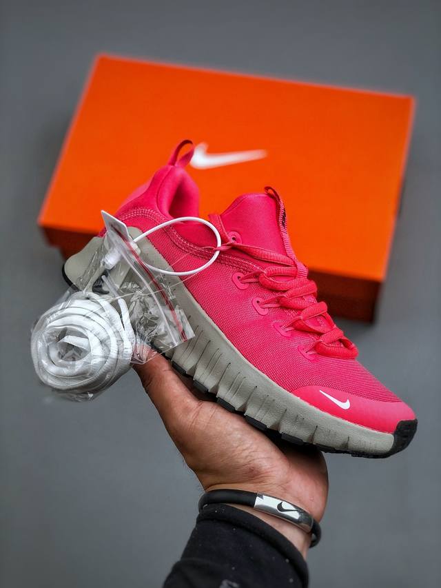 Nike Free Metcon 6 网布 圆头 系带 减震防滑 低帮 训练鞋 整体设计流线更简洁了，标志性Logo越来越小，后跟倒三角设计让小腿更显长 目前得