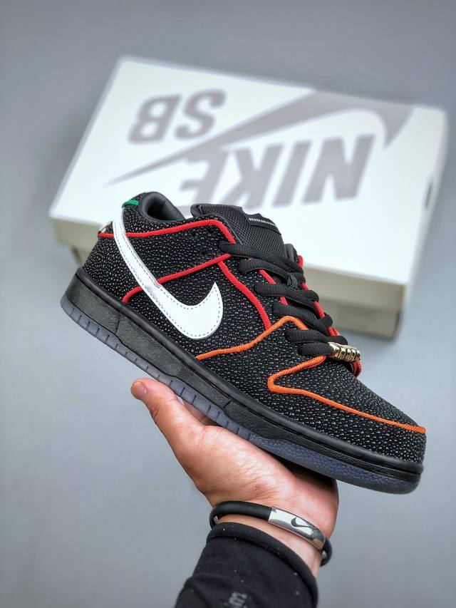 Bronx Girls Skate X Nike Sb Dunk Low 联名款 低帮休闲滑板鞋 #鞋身整体以黑色为主色调，鞋面采用特殊的仿鲨鱼纹路皮革覆盖，搭