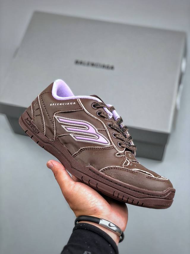 I8版本 Balenciaga巴黎世家18代 其前卫的设计、夸张的体积和反光细节赋予其特别的轮廓 采用头层牛皮材质制成，带来良好脚感，外观全新造型，鞋身富有潮流